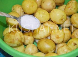 Смачна молода картопля у духовці (рецепт з фото)